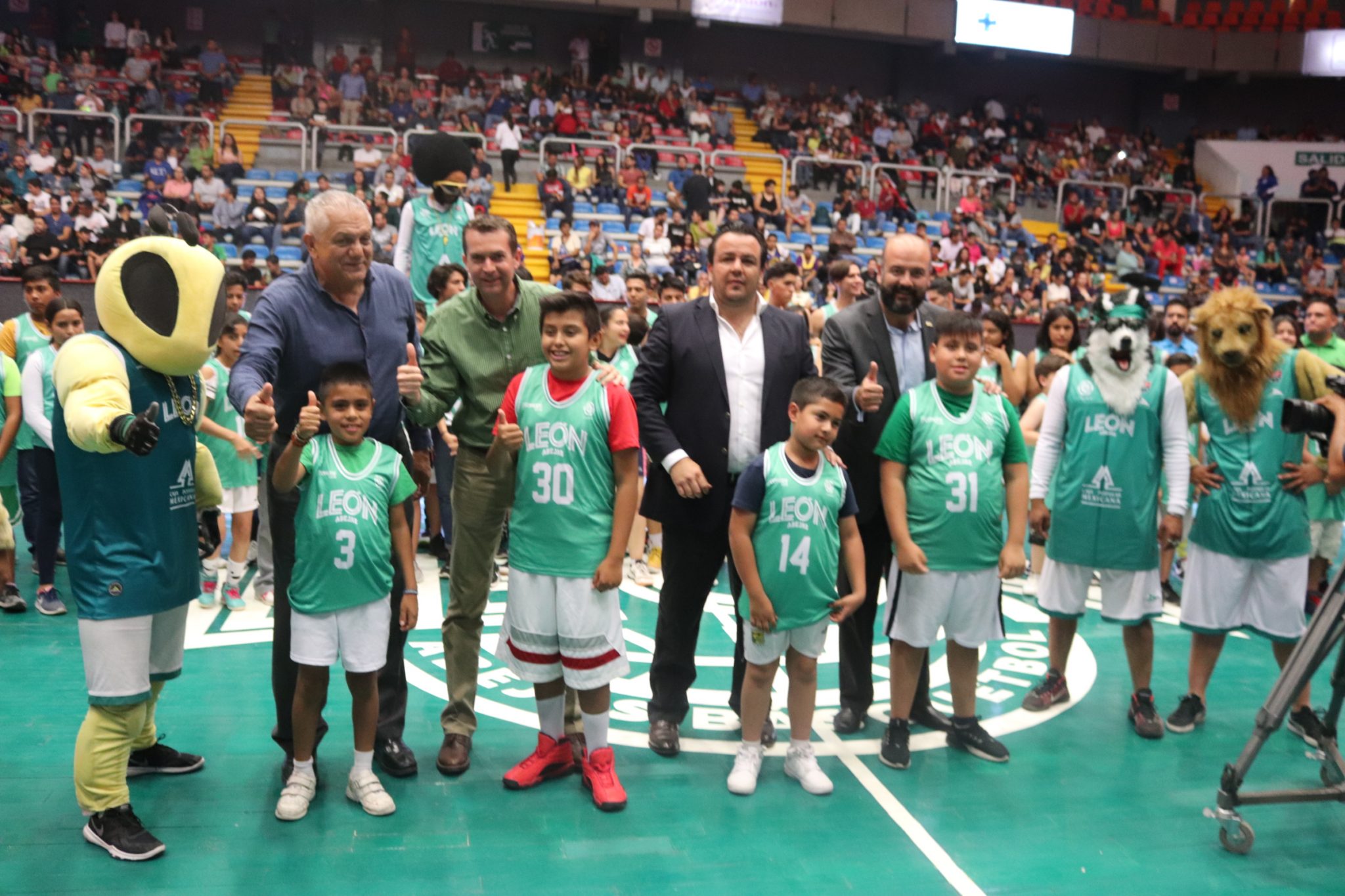 Viste Abejas de León a basquetbolistas de Comude León - Comude León